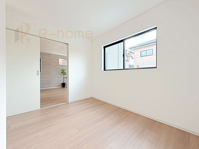 那珂市菅谷11期　新築戸建て　1号棟の洋室|1階洋室はゲストルーム、キッズスペースとしても利用可能♪
開放してリビングと繋げればゆとりの大空間！