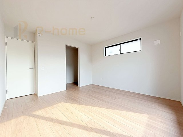 那珂市菅谷11期　新築戸建て　1号棟の洋室|収納便利なウォークインクローゼット付きの洋室♪
明るく風通しの良いお部屋です♪