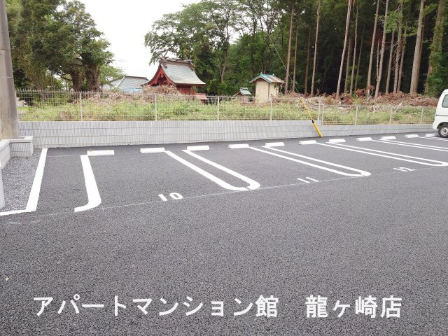 コンフォールKの駐車場