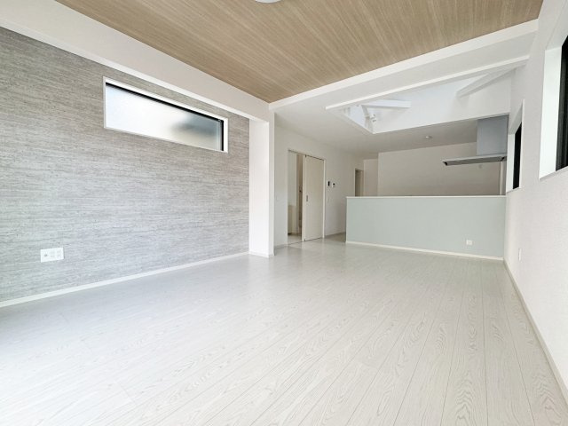 新築戸建・新築建売　福島市宮代3期　QUADRIFOGLIO　全6棟の居間・リビング|アクセントクロスがオシャレを演出しています！