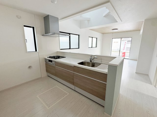 新築戸建・新築建売　福島市宮代3期　QUADRIFOGLIO　全6棟のキッチン|カウンター越しに会話が弾む、家族とのつながりを感じられる対面キッチンです！