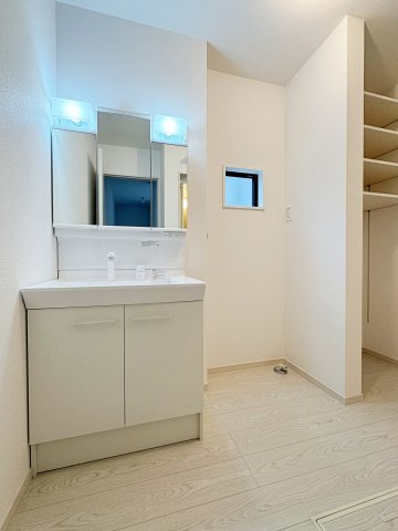 新築戸建・新築建売　福島市宮代3期　QUADRIFOGLIO　全6棟の独立洗面台|三面鏡タイプの独立洗面台で、身だしなみチェックも収納力も◎洗面まわりもすっきり清潔に保てます！