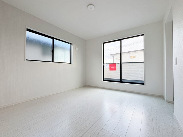 新築戸建・新築建売　福島市宮代3期　QUADRIFOGLIO　全6棟の洋室|ホワイトベースの爽やかな洋室！2面採光で日差しがしっかり入り、朝もすっきり目覚められます♪