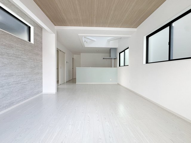 新築戸建・新築建売　福島市宮代3期　QUADRIFOGLIO　全6棟の居間・リビング|白を基調とした内装は空間を広く見せナチュラルで洗練された印象を与えます♪