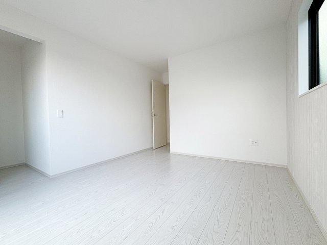 新築戸建・新築建売　福島市宮代3期　QUADRIFOGLIO　全6棟の洋室|2面採光で明るい洋室です！ホワイト基調の爽やか空間からインナーバルコニーにも出られます♪