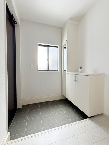 新築戸建・新築建売　福島市宮代3期　QUADRIFOGLIO　全6棟の玄関|玄関収納付きなので玄関がすっきりした状態を保てます！