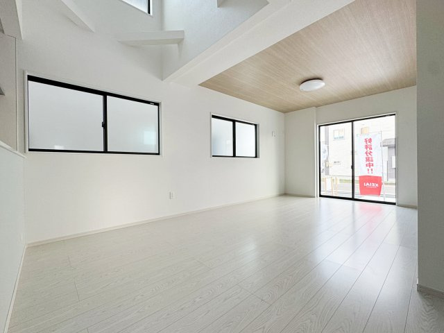新築戸建・新築建売　福島市宮代3期　QUADRIFOGLIO　全6棟の居間・リビング|ダイニング吹抜でより開放的に感じられます♪