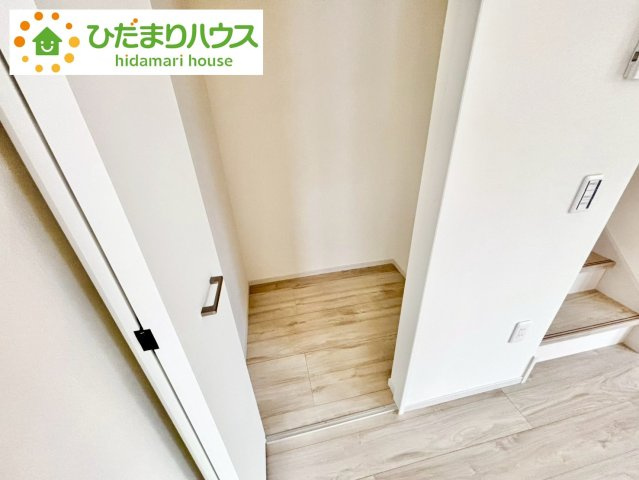 流山市北3期　新築戸建　1号棟の収納|リビングにもクローゼットを配備。ご家族皆様で共有すれば、リビングについ置きっぱなしにされがちな衣類もスッキリと片付きます♪							
