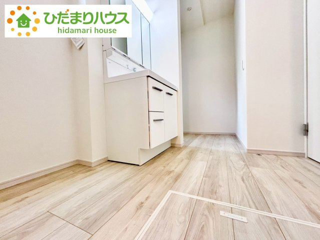 流山市北3期　新築戸建　1号棟の脱衣所|ゆったりとした脱衣スペースで、忙しい朝の支度もストレスなくできますね♪							
