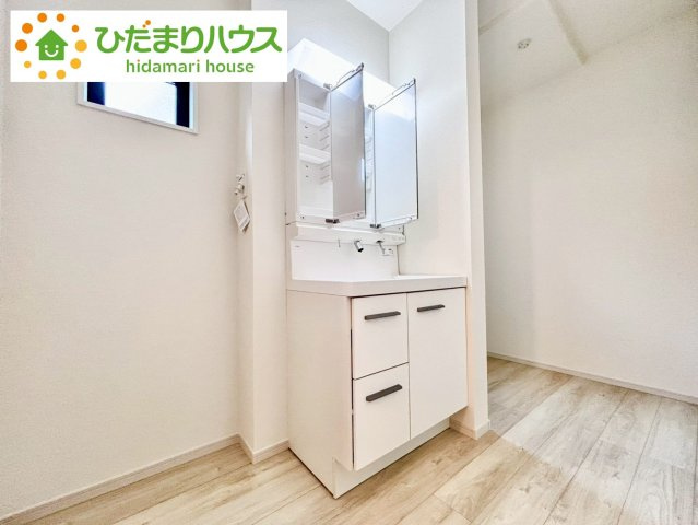 流山市北3期　新築戸建　1号棟の独立洗面台|三面鏡の大きな鏡は憧れます(^^♪鏡の後ろは収納となっていて、細かいものでも収納できるのでスッキリと整理できます！							
