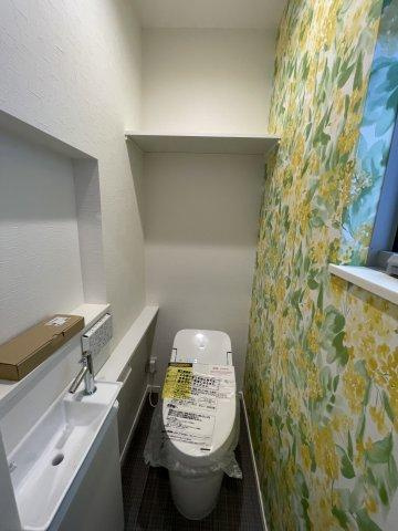 須山町　未入居一戸建ての内装|２階トイレ　温水洗浄便座
■物件内覧・資金計画相談・住宅ローン相談、リフォーム相談、お問合せ受付中■
※当日・翌日のご内覧、ご相談はお電話でのお問合せがスムーズです！