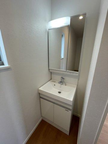 須山町　未入居一戸建ての独立洗面台|シャワー付き洗面化粧台　３階
■物件内覧・資金計画相談・住宅ローン相談、リフォーム相談、お問合せ受付中■
※当日・翌日のご内覧、ご相談はお電話でのお問合せがスムーズです！