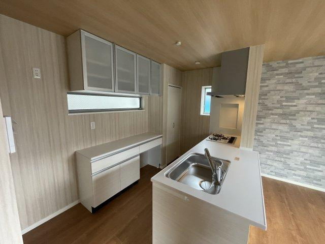 須山町　未入居一戸建てのキッチン|対面キッチン　カップボード
■物件内覧・資金計画相談・住宅ローン相談、リフォーム相談、お問合せ受付中■
※当日・翌日のご内覧、ご相談はお電話でのお問合せがスムーズです！