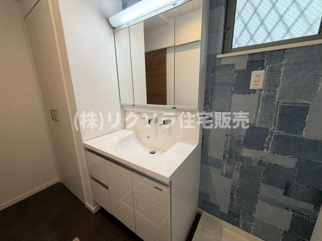 須山町　未入居一戸建てのキッチン|対面キッチン　カップボード
■物件内覧・資金計画相談・住宅ローン相談、リフォーム相談、お問合せ受付中■
※当日・翌日のご内覧、ご相談はお電話でのお問合せがスムーズです！