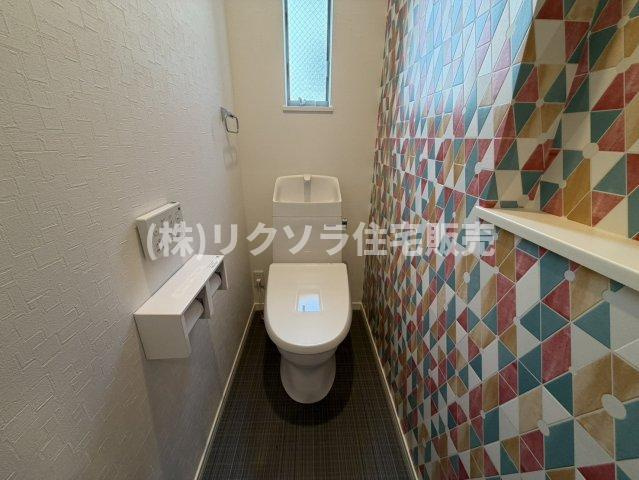 須山町　未入居一戸建てのトイレ|1階　温水洗浄便座付き
■物件内覧・資金計画相談・住宅ローン相談、リフォーム相談、お問合せ受付中■
※当日・翌日のご内覧、ご相談はお電話でのお問合せがスムーズです！