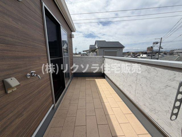 須山町　未入居一戸建てのバルコニー|ワイドバルコニー　屋外電源・水栓あり
■物件内覧・資金計画相談・住宅ローン相談、リフォーム相談、お問合せ受付中■
※当日・翌日のご内覧、ご相談はお電話でのお問合せがスムーズです！