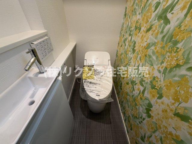 須山町　未入居一戸建ての内装|2階　トイレ　温水洗浄便座・手洗い場付き
■物件内覧・資金計画相談・住宅ローン相談、リフォーム相談、お問合せ受付中■
※当日・翌日のご内覧、ご相談はお電話でのお問合せがスムーズです！