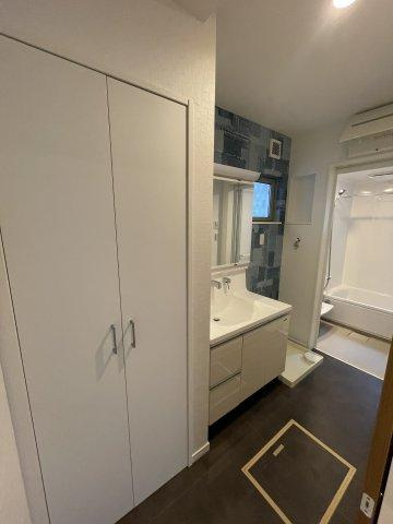 須山町　未入居一戸建ての脱衣所|収納豊富　洗濯機置き場
■物件内覧・資金計画相談・住宅ローン相談、リフォーム相談、お問合せ受付中■
※当日・翌日のご内覧、ご相談はお電話でのお問合せがスムーズです！