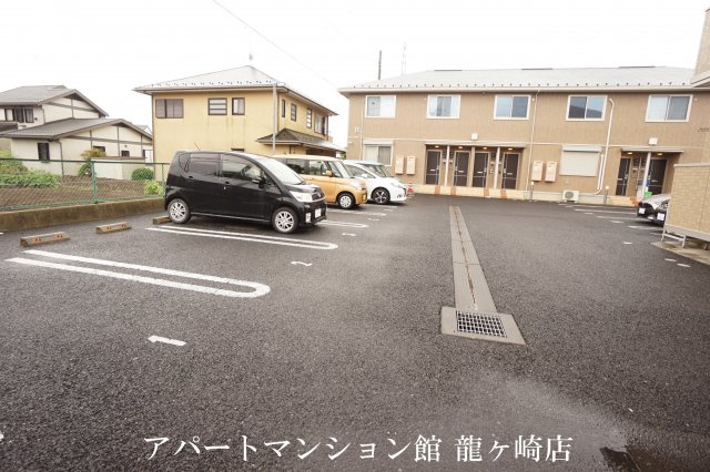 アムール岡崎Ａの駐車場