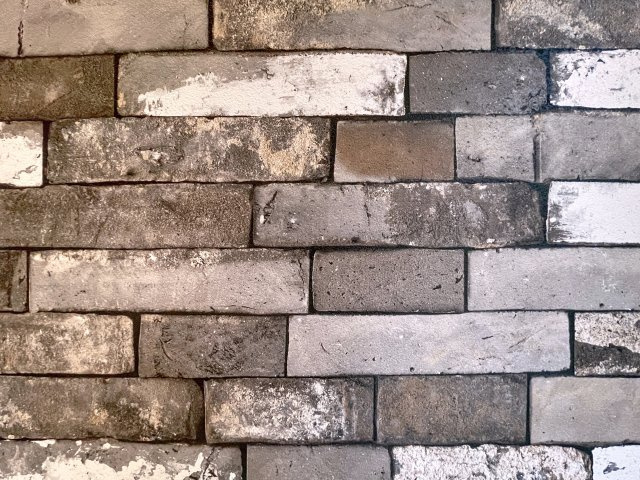 中崎町ハイツのその他共用部分|レンガ調のクロスです