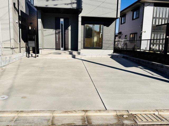 八王子市　大谷町　新築一戸建て　６期の駐車場|～並列2台駐車可能カースペース付き～