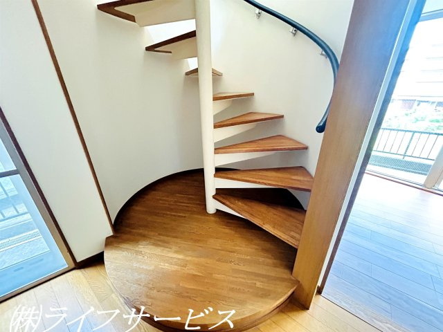 【その他】 | 茨木市南春日丘７丁目中古戸建 | 階段２ヶ所あり！２階のリビングルームにはらせん階段が通じています