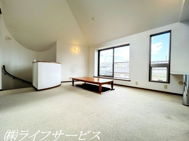 【居間・リビング】 | 茨木市南春日丘７丁目中古戸建 | ２階リビングルーム／広い窓とらせん階段がポイントのリビングルーム！