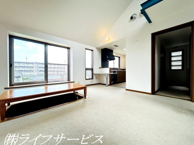 【居間・リビング】 | 茨木市南春日丘７丁目中古戸建 | ２階リビングルーム／広い窓とらせん階段がポイントのリビングルーム！