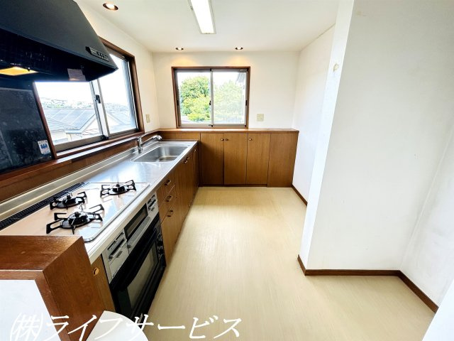 【キッチン】 | 茨木市南春日丘７丁目中古戸建 | システムキッチン／３口ガスコンロ、ビルトインオーブンあり！窓が２面ある開放的なキッチンです！