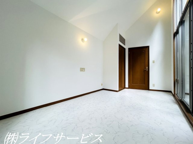 【洋室】 | 茨木市南春日丘７丁目中古戸建 | ２階洋室6.8帖／収納あり、バルコニーに面しています