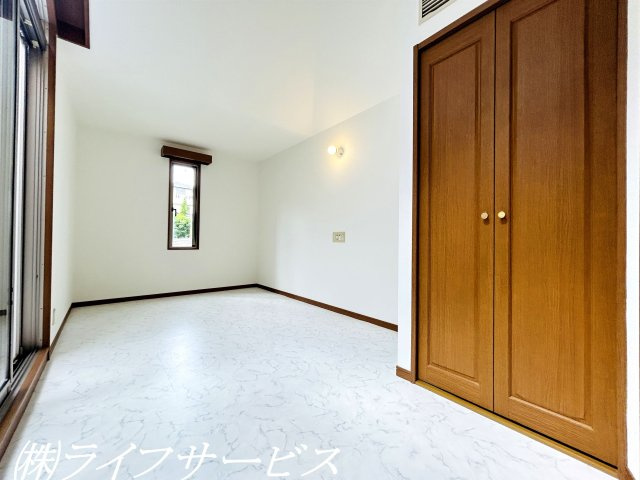 【洋室】 | 茨木市南春日丘７丁目中古戸建 | ２階洋室6.8帖／収納あり、バルコニーに面しています