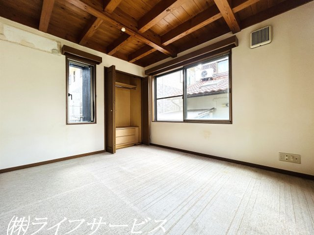 【洋室】 | 茨木市南春日丘７丁目中古戸建 | ２階洋室6.3帖／収納あり