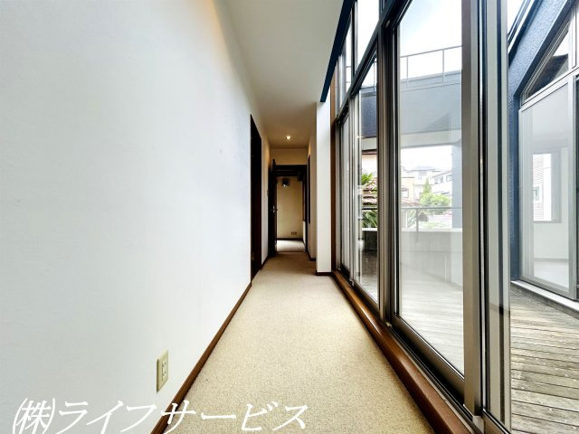 【その他】 | 茨木市南春日丘７丁目中古戸建 | ２階廊下／インナーバルコニーに面した廊下です