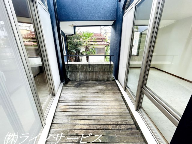 【バルコニー】 | 茨木市南春日丘７丁目中古戸建 | インナーバルコニー／ウッド施工！リビングや廊下、洋室に光を取り込むバルコニー！