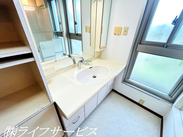 【洗面所】 | 茨木市南春日丘７丁目中古戸建 | ２階洗面室／三面鏡タイプのシャワー付洗面化粧台あり！洗面室窓有！