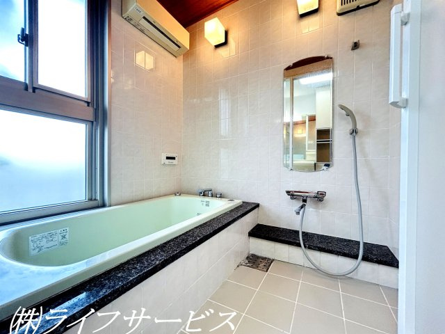 【浴室】 | 茨木市南春日丘７丁目中古戸建 | ２階浴室／ゆったりとした浴室・窓有