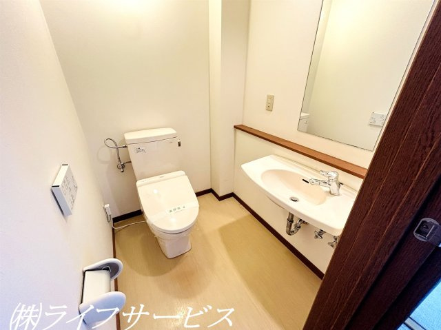 【トイレ】 | 茨木市南春日丘７丁目中古戸建 | トイレ２ヶ所あり／手洗い付きの温水洗浄便座付トイレ