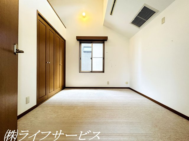 【洋室】 | 茨木市南春日丘７丁目中古戸建 | ３階洋室5.7帖／クローゼット、ロフトあり！天窓がある明るい洋室です！