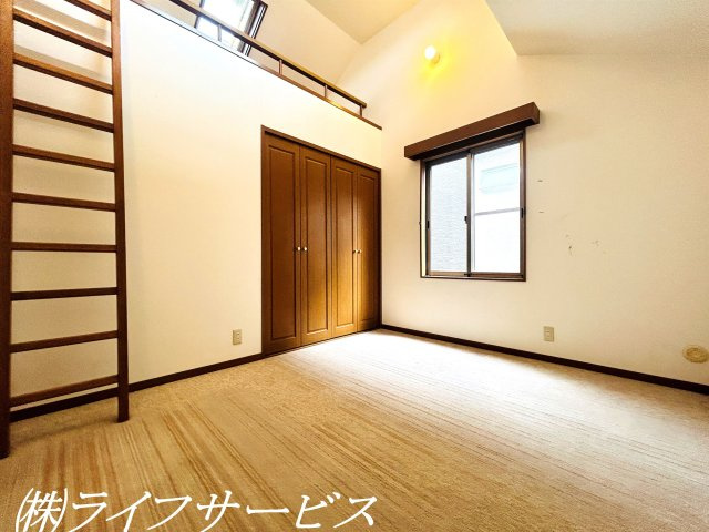 【洋室】 | 茨木市南春日丘７丁目中古戸建 | ３階洋室5.7帖／クローゼット、ロフトあり！天窓がある明るい洋室です！
