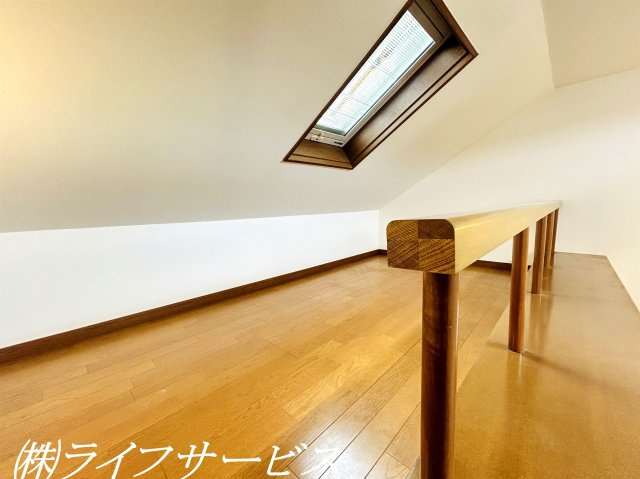【洋室】 | 茨木市南春日丘７丁目中古戸建 | ３階洋室5.7帖／クローゼット、ロフトあり！天窓がある明るい洋室です！