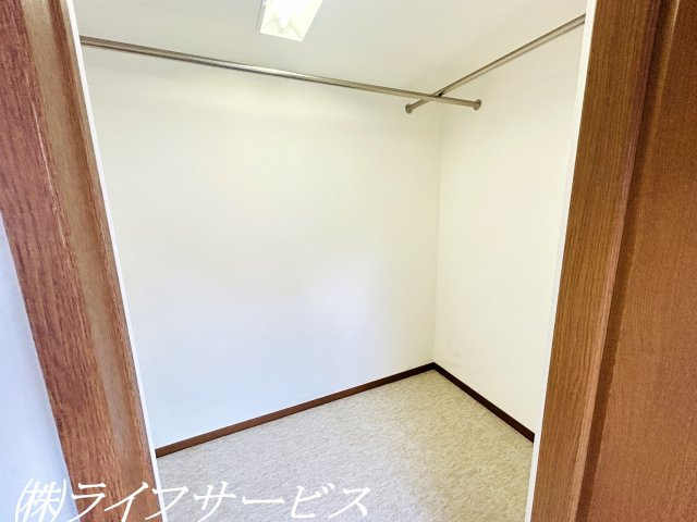 【収納】 | 茨木市南春日丘７丁目中古戸建 | ３階納戸／ハンガーパイプがある納戸はウォークインクローゼットとして使用いただけます