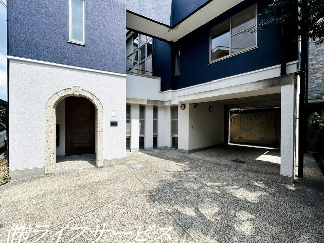 【駐車場】 | 茨木市南春日丘７丁目中古戸建 | 駐車場／車庫前のスペースにはハイルーフ車駐車可！２台駐車可能！