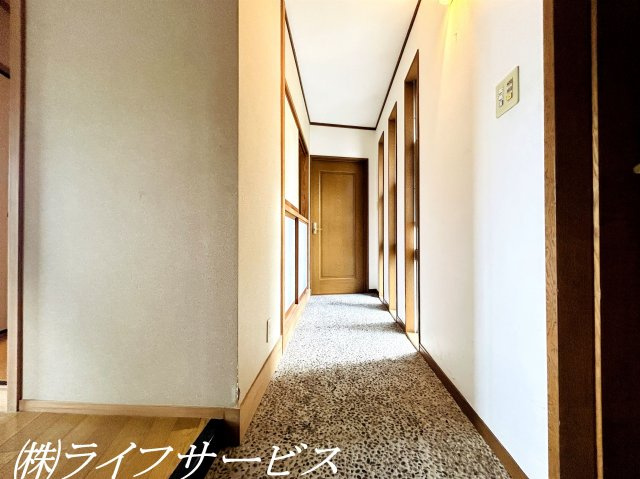 【玄関】 | 茨木市南春日丘７丁目中古戸建 | 玄関／広々とした土間あり！洋室6.7帖に通じています