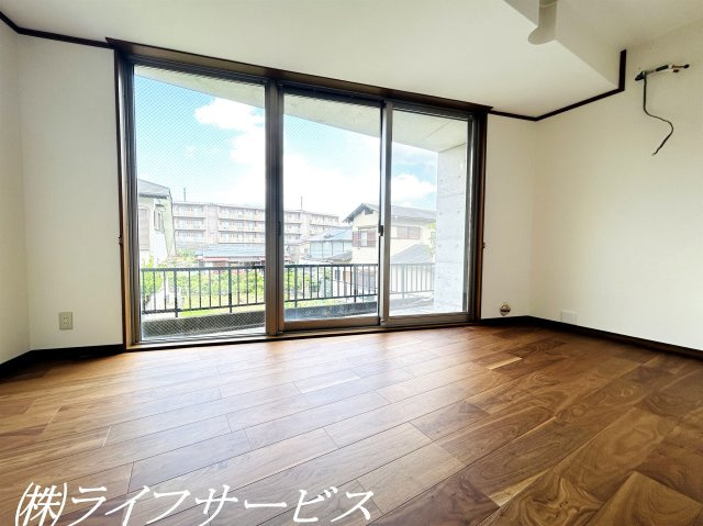 【洋室】 | 茨木市南春日丘７丁目中古戸建 | １階洋室5.1帖／目の前の敷地とは高低差があるので眺望良好です！