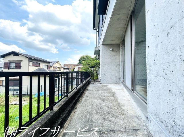 【その他】 | 茨木市南春日丘７丁目中古戸建 | １階洋室5.1帖／窓の外の様子、フェンスとの間にゆとりがございます