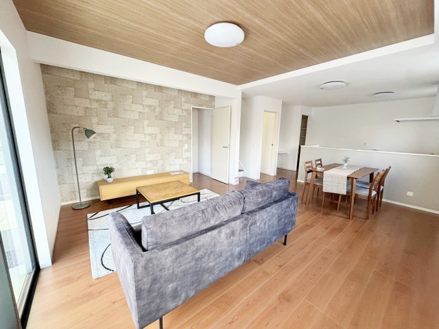 新築戸建・新築建売　福島市宮代3期　QUADRIFOGLIO　全6棟の居間・リビング|アクセントクロスがオシャレを演出！
