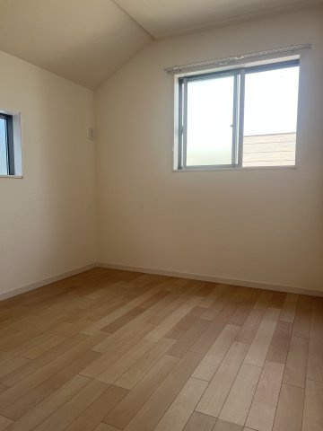 朝霞市根岸台8丁目戸建ての洋室|広々とした洋室です