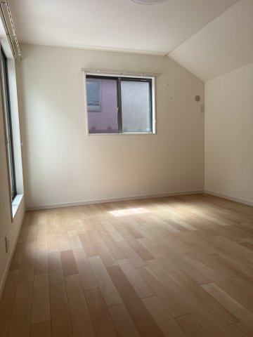 朝霞市根岸台8丁目戸建ての子供部屋|広々とした洋室です