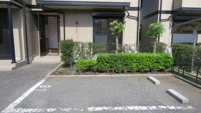 ガーデンヒルズの駐車場
