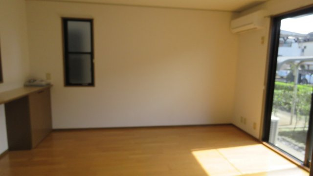 ガーデンヒルズの居間・リビング